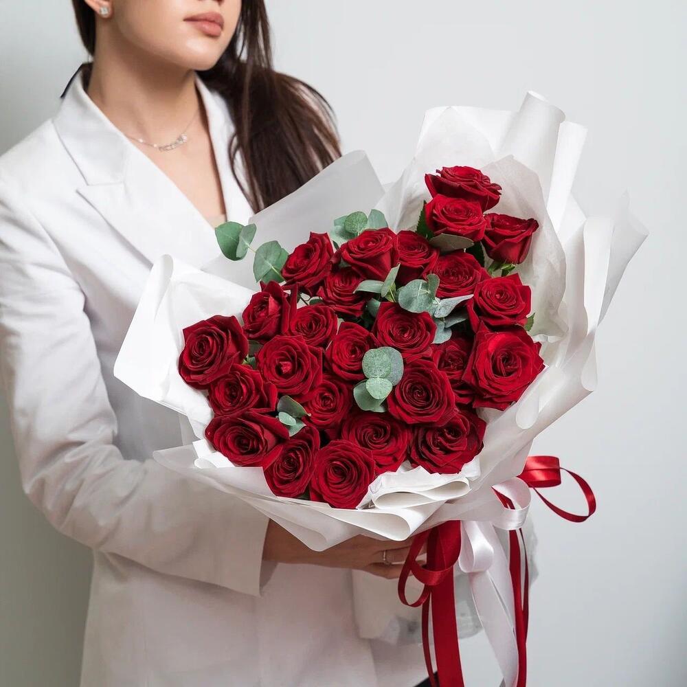 Роскошный букет из 25 красных роз с эвкалиптом – королевский подарок  Нефтегорск Челябинская область