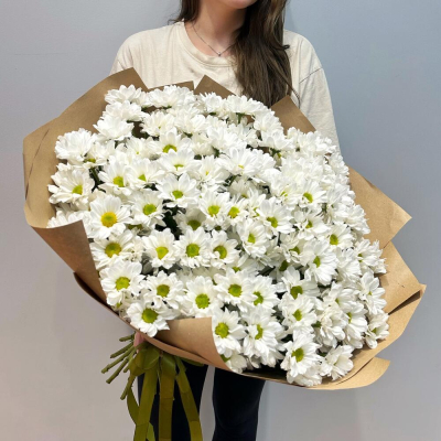 Букет «21 ромашка» – нежные белые кустовые хризантемы в натуральном стиле Нефтегорск Челябинская область
