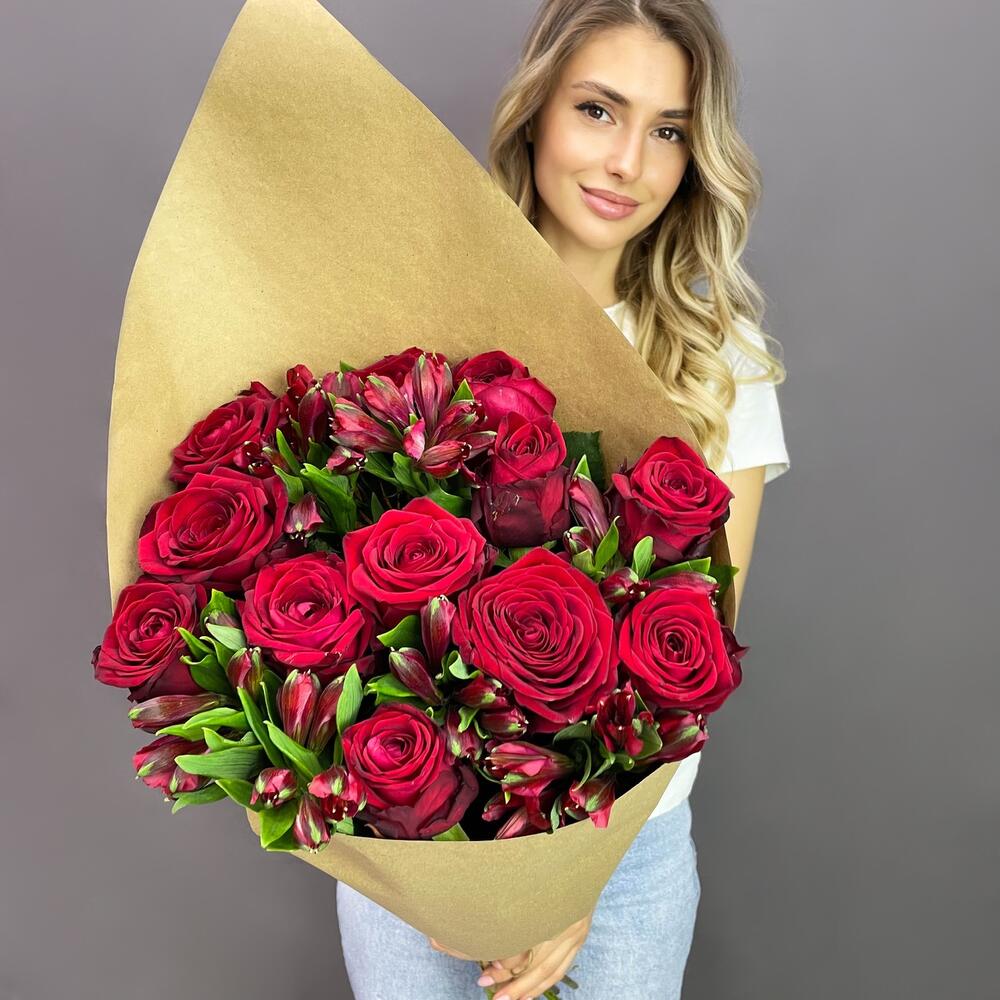 Букет «Стрелиция» – гармония из красных роз и белых альстромерий  Нефтегорск Челябинская область