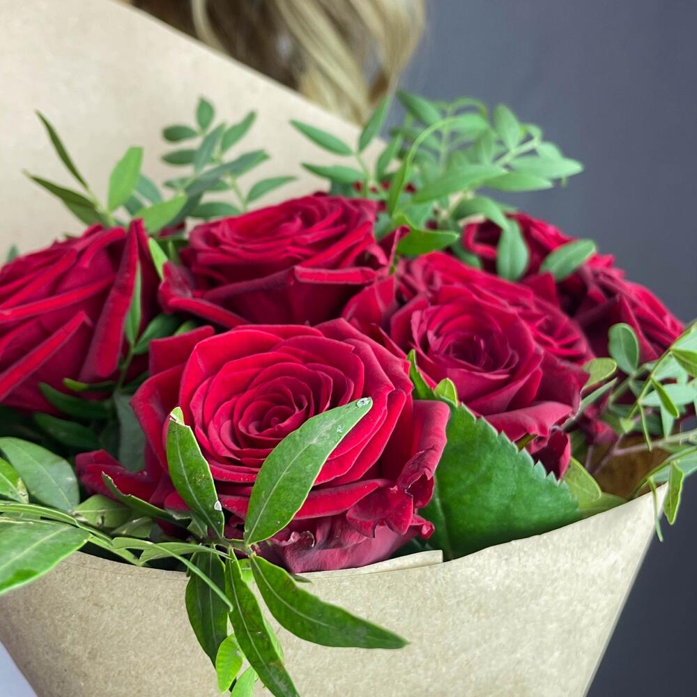 Букет из 9 красных роз с фисташкой – гармония страсти и свежести Нефтегорск Челябинская область