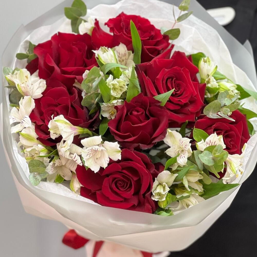 Букет «Любимой» – 7 эквадорских роз и белых альстромерий Нефтегорск Челябинская область