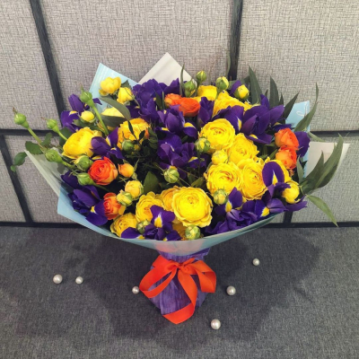 Роскошный букет из синих ирисов и кустовых роз с зеленью – гармония контрастов Нефтегорск Челябинская область