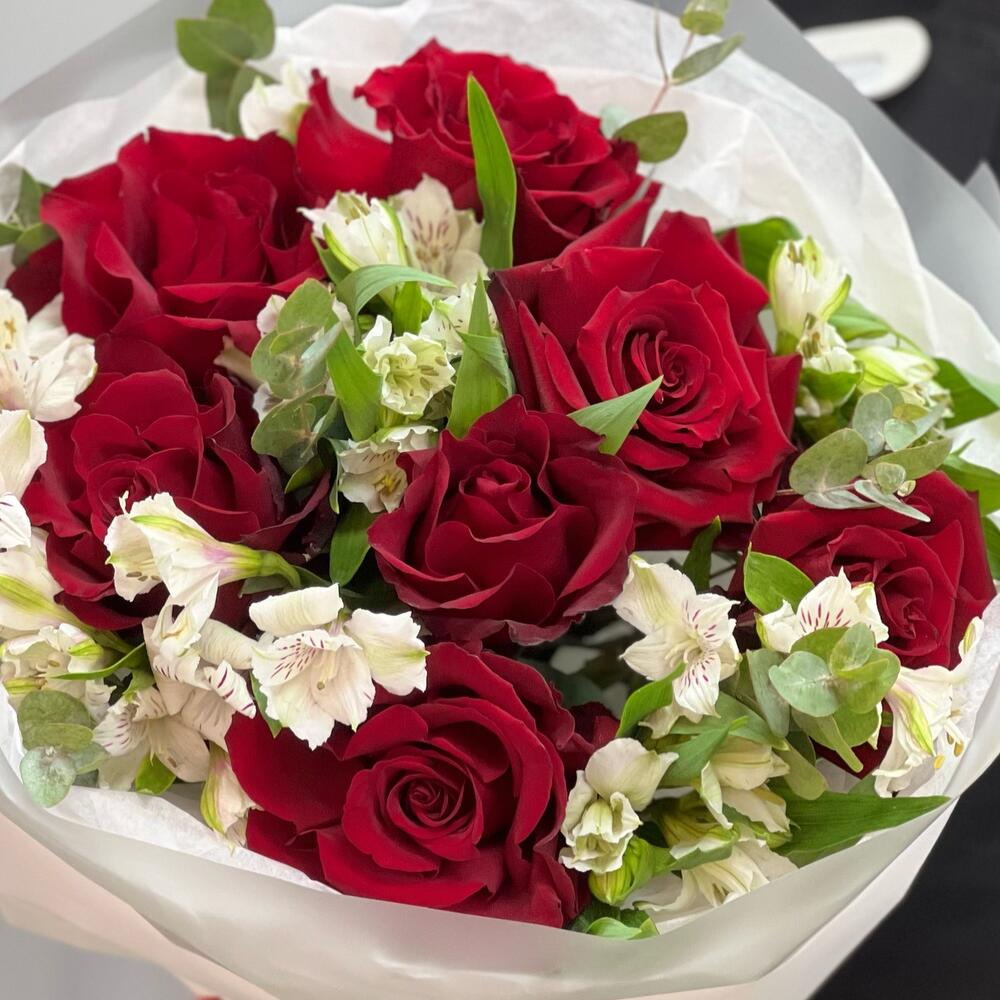 Букет «Любимой» – 7 эквадорских роз и белых альстромерий Нефтегорск Челябинская область