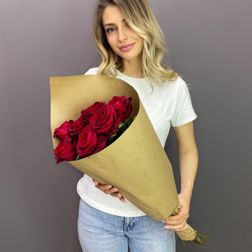 Букет из 7 красных роз в крафте – страсть в стильной упаковке Нефтегорск Челябинская область