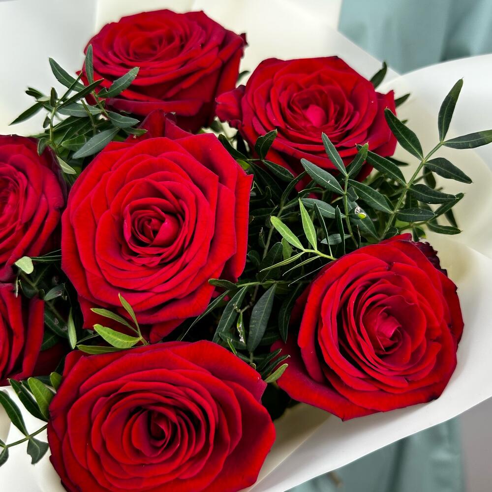 Букет «Гранатовый» из красных роз в роскошной упаковке Нефтегорск Челябинская область