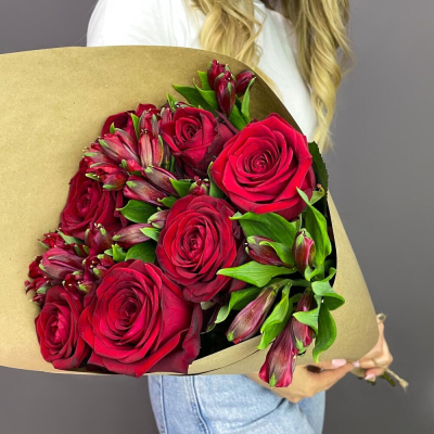 Букет «Страсть» – гармония красных роз и нежных альстромерий Нефтегорск Челябинская область