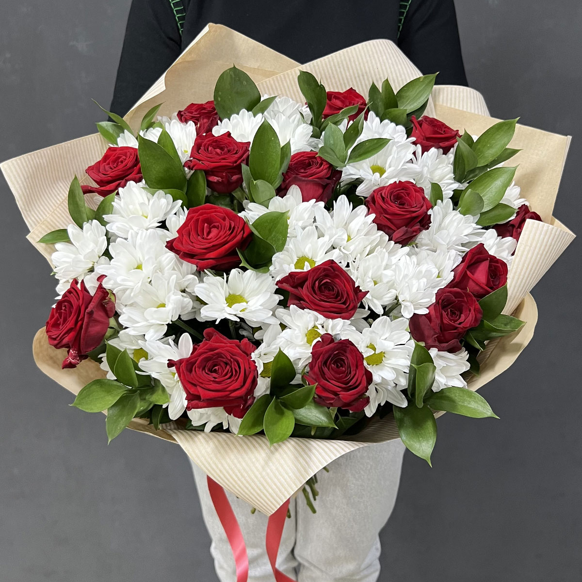Букет «Романтика» — гармония красных роз и белоснежных хризантем Нефтегорск Челябинская область