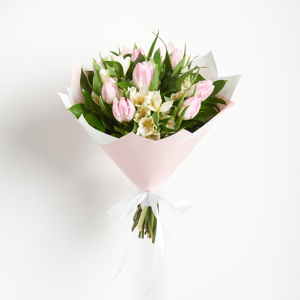 Букет «Первое свидание» розовых тюльпанов и белых альстромерий Нефтегорск Челябинская область