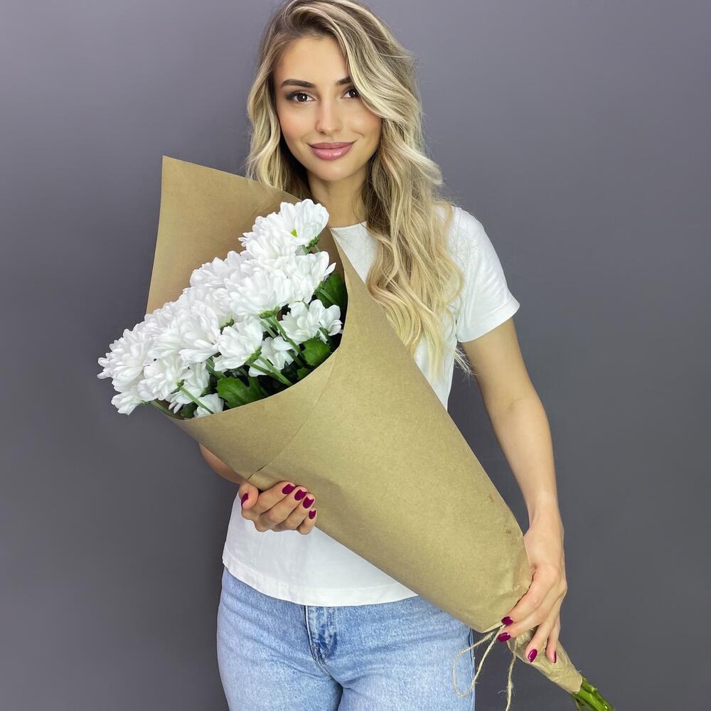 Букет из 5 белых хризантем в крафте – лаконичная элегантность Нефтегорск Челябинская область