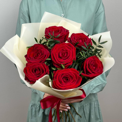 Букет «Гранатовый» из красных роз в роскошной упаковке Нефтегорск Челябинская область