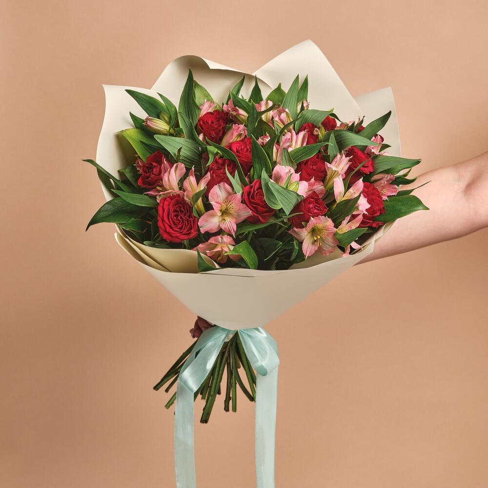 Букет «Нежность слов» — гармония красных роз и нежных альстромерий Нефтегорск Челябинская область
