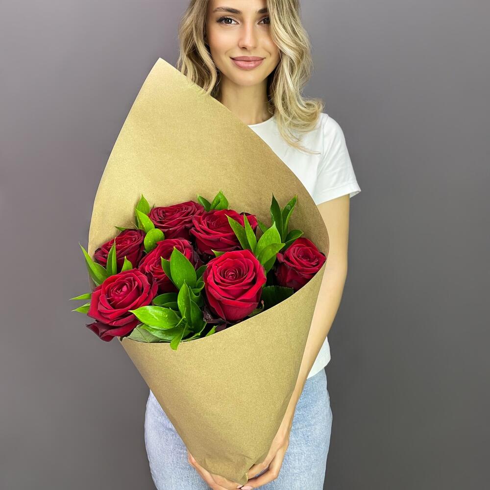 Букет из красных роз с рускусом в крафтовой упаковке – классика с изюминкой Нефтегорск Челябинская область