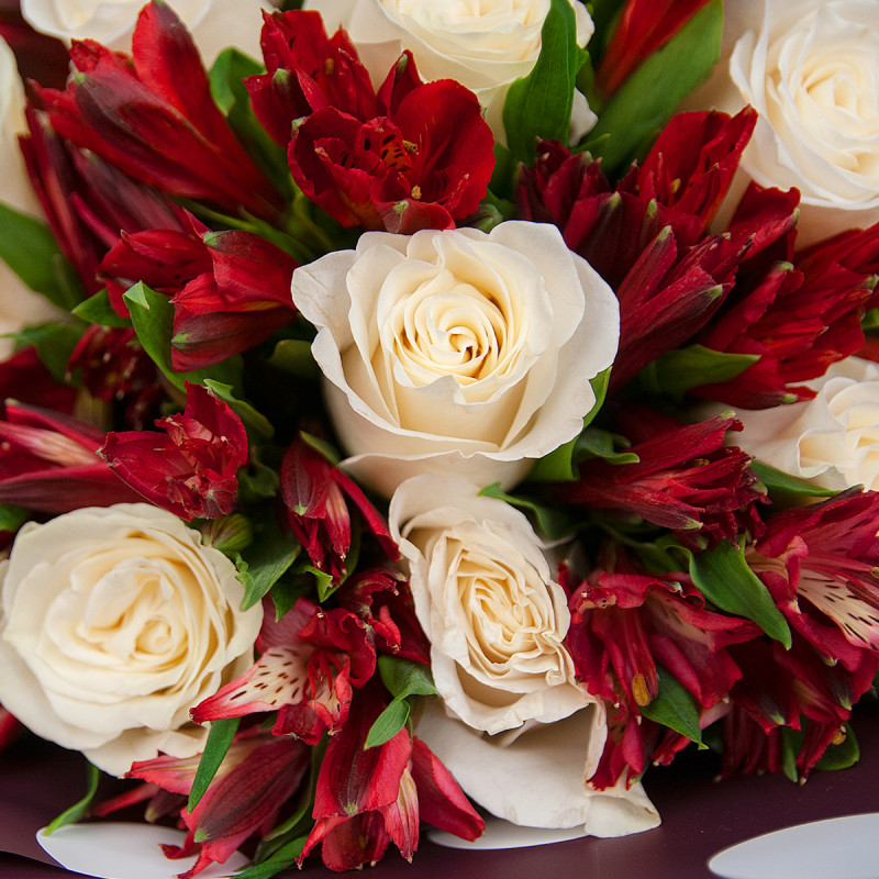 Букет из белых роз и красных альстромерий – гармония страсти и чистоты Нефтегорск Челябинская область