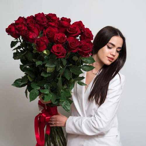 Роскошный букет «Эксплорер» – 25 красных роз для самых важных моментов Нефтегорск Челябинская область
