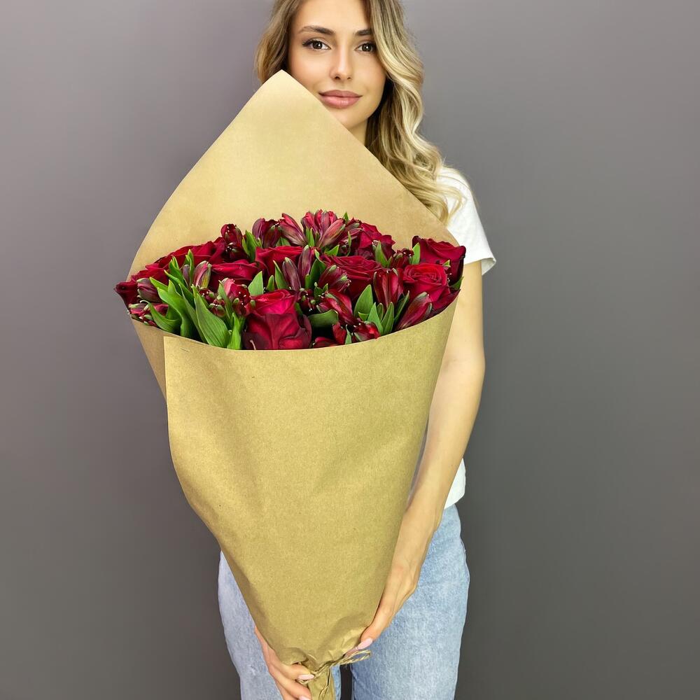 Букет «Стрелиция» – гармония из красных роз и белых альстромерий  Нефтегорск Челябинская область