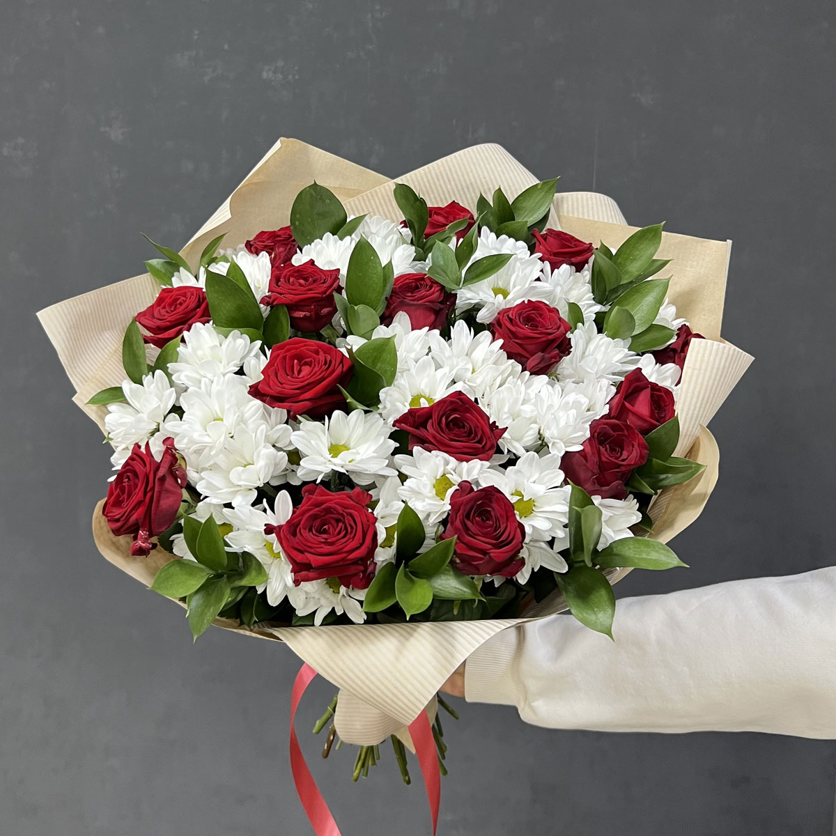 Букет «Романтика» — гармония красных роз и белоснежных хризантем Нефтегорск Челябинская область