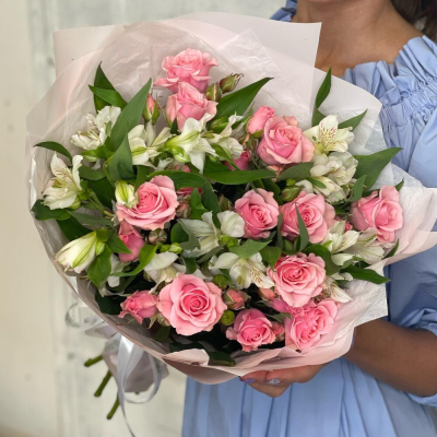 Букет «Розовый фламинго» – нежность розовых кустовых роз и белых альстромерий Нефтегорск Челябинская область