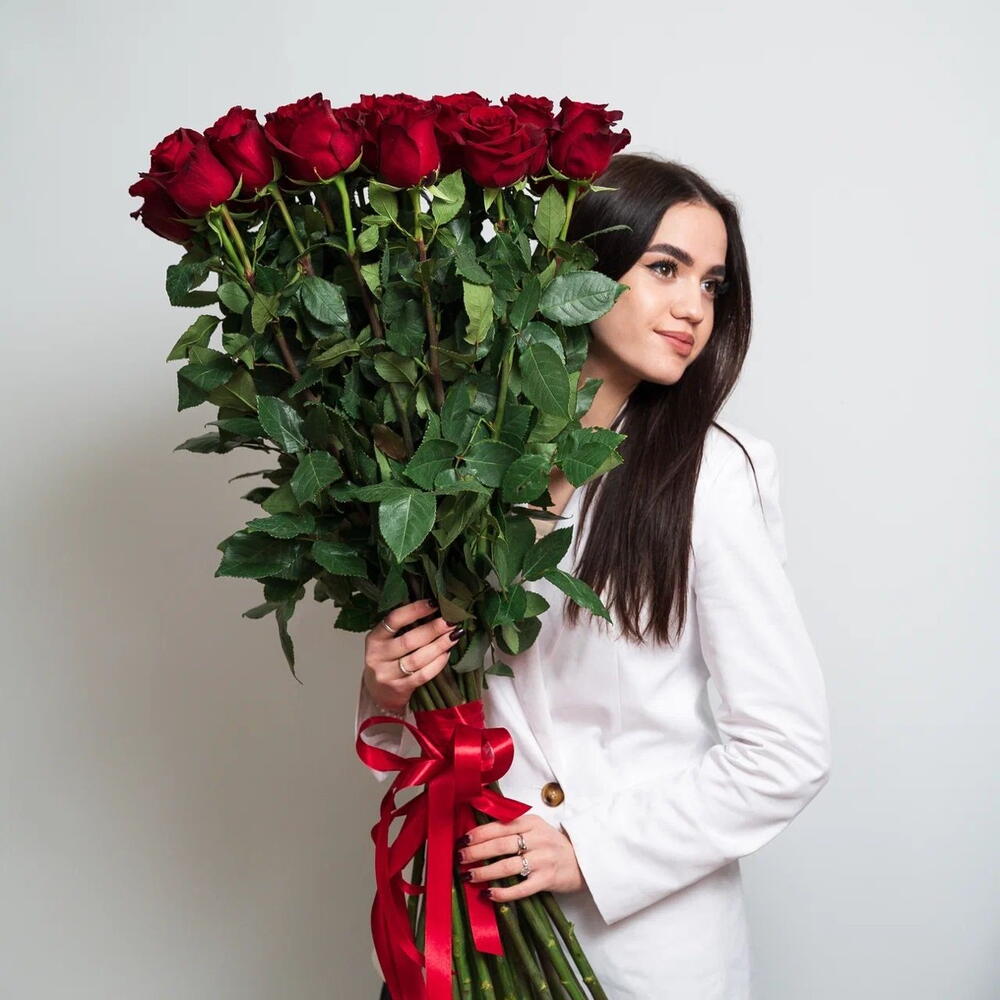 Роскошный букет «Эксплорер» – 25 красных роз для самых важных моментов Нефтегорск Челябинская область