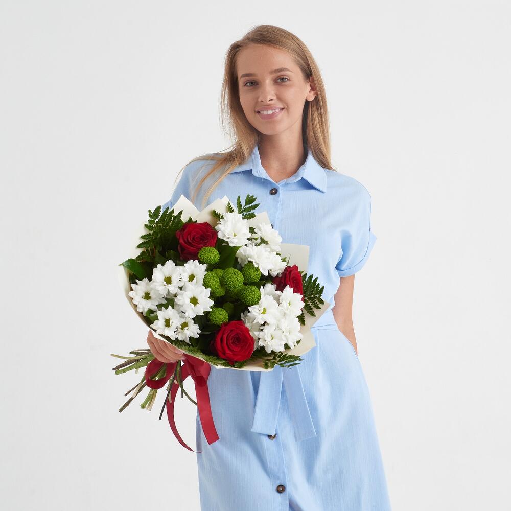 Букет «Настроение» – гармония красных эквадорских роз и нежных хризантем Нефтегорск Челябинская область