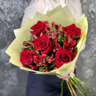 Букет «Бордо» – сочетание красных эквадорских роз и благородных альстромерий Нефтегорск Челябинская область