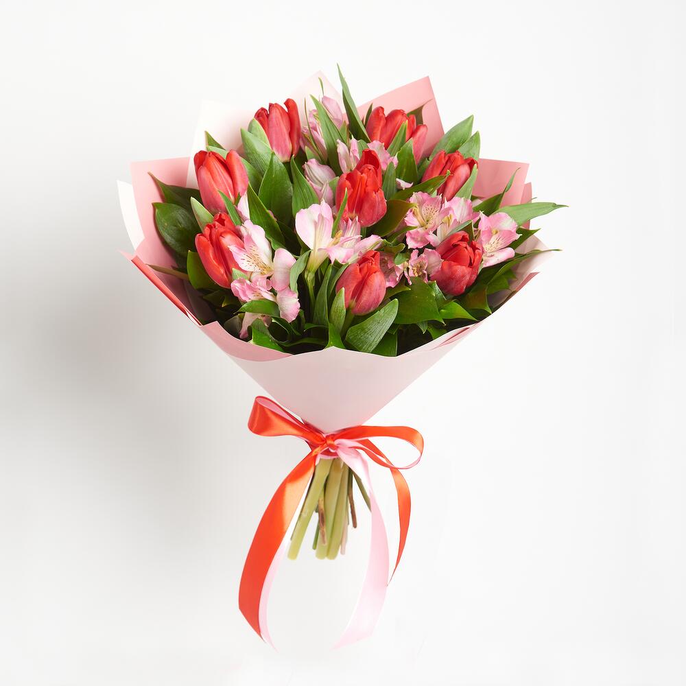 Букет «Первый поцелуй» красных тюльпанов и розовых альстромерий Нефтегорск Челябинская область