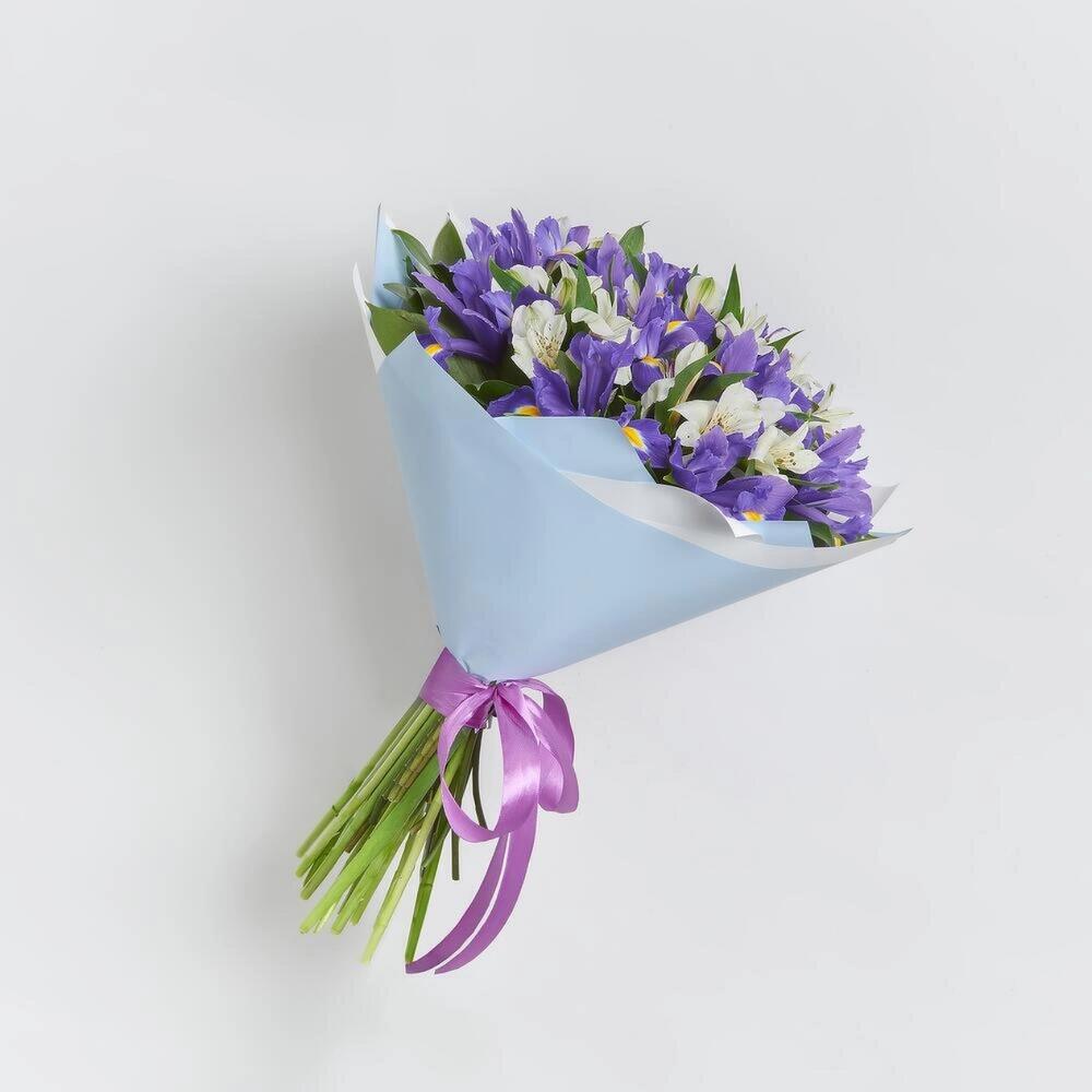 Букет «Вечернее дыхание»  – загадочная гармония синих ирисов и белых альстромерий Нефтегорск Челябинская область