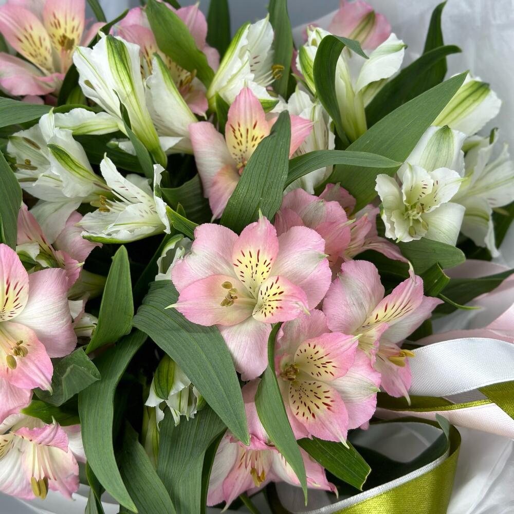 Букет «Нежность» – трогательное сочетание белых и розовых альстромерий Нефтегорск Челябинская область