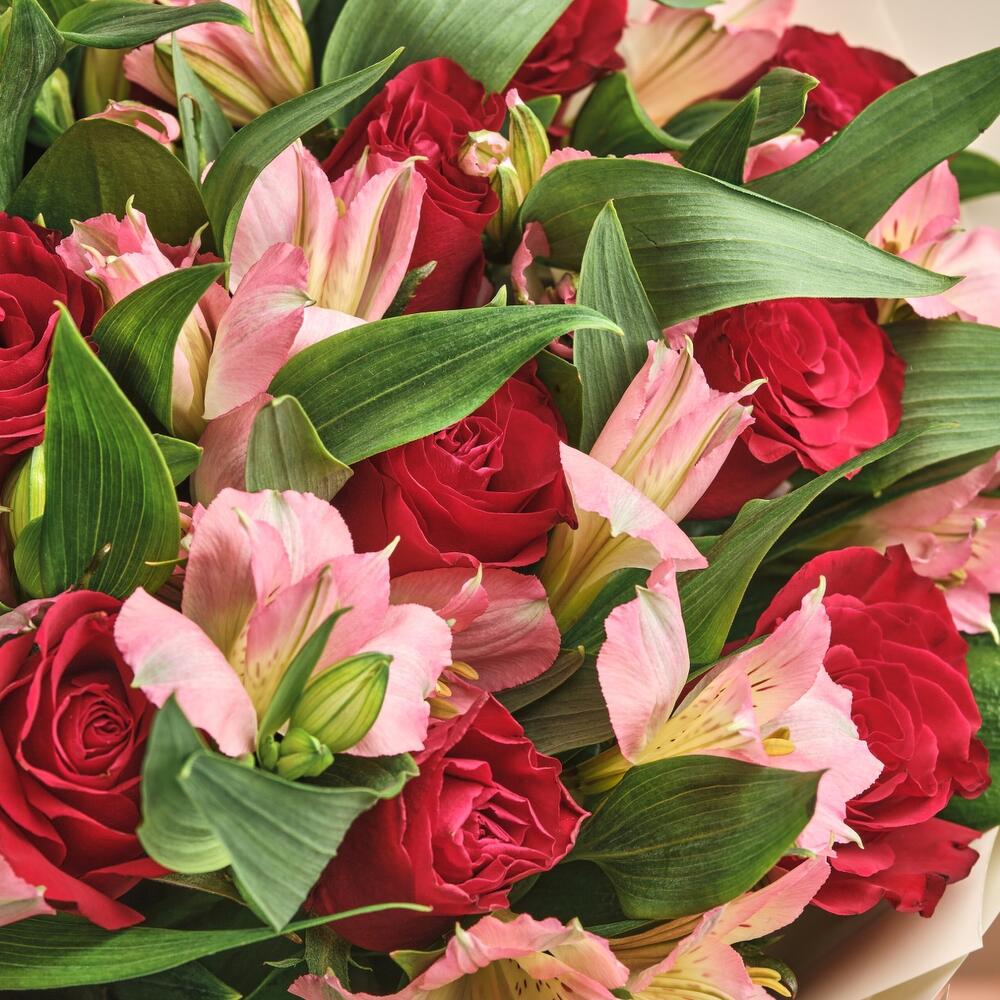 Букет «Нежность слов» — гармония красных роз и нежных альстромерий Нефтегорск Челябинская область