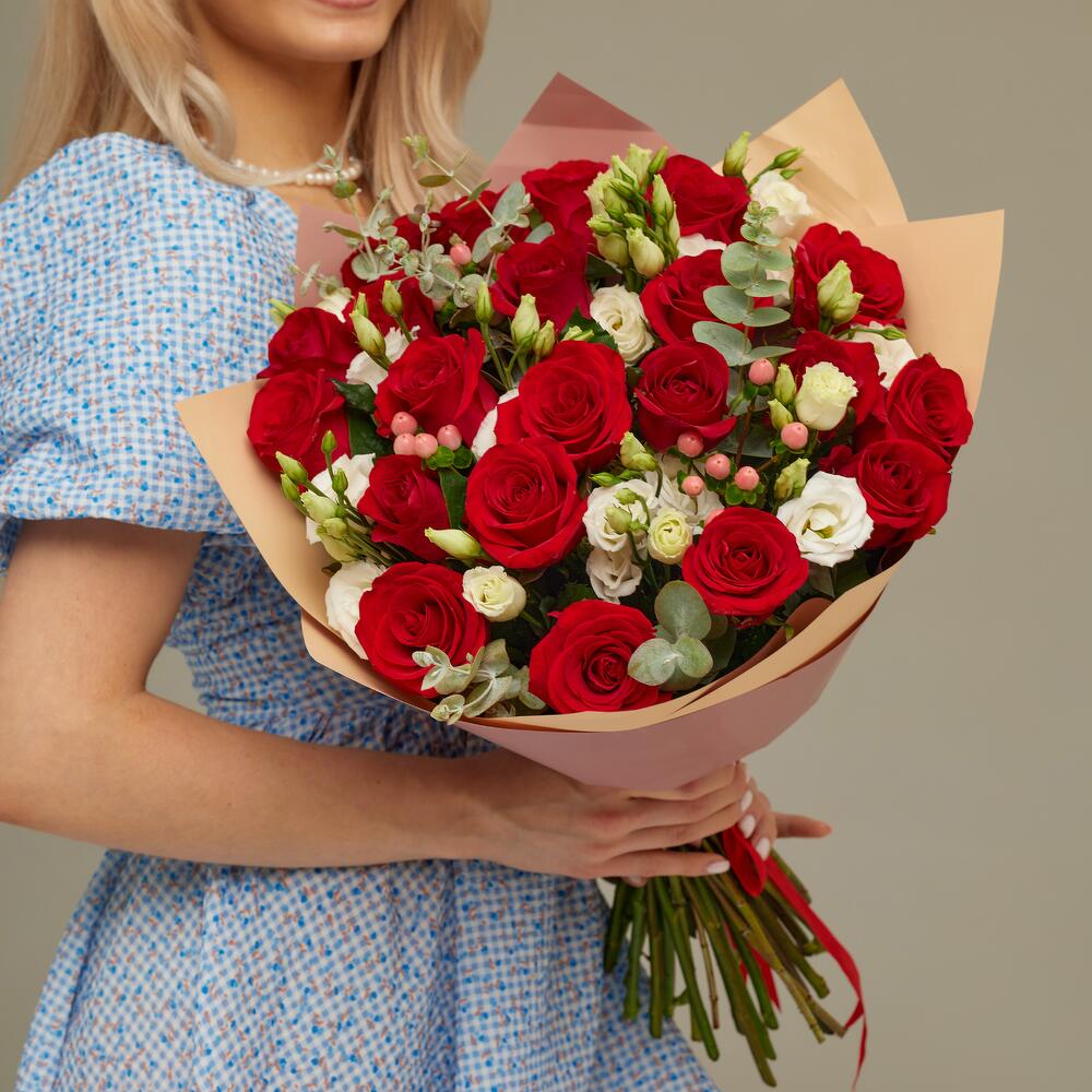 Роскошный букет для любимой женщины – 21 эквадорская роза и эустома Нефтегорск Челябинская область