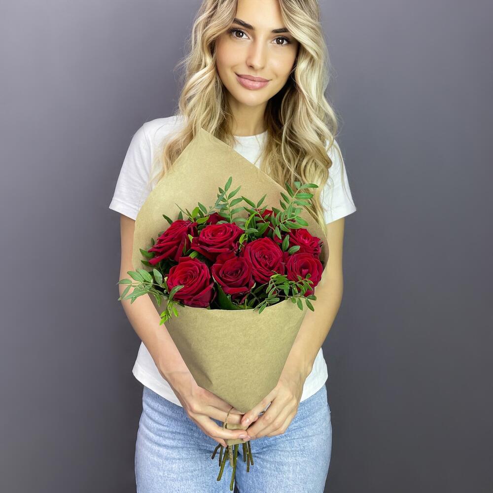 Букет из 9 красных роз с фисташкой – гармония страсти и свежести Нефтегорск Челябинская область