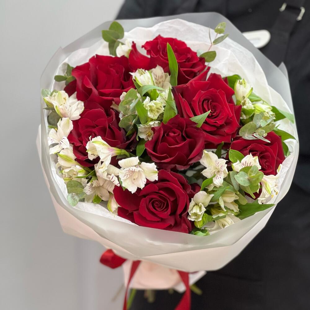 Букет «Любимой» – 7 эквадорских роз и белых альстромерий Нефтегорск Челябинская область