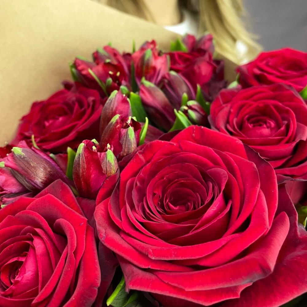 Букет «Страсть» – гармония красных роз и нежных альстромерий Нефтегорск Челябинская область