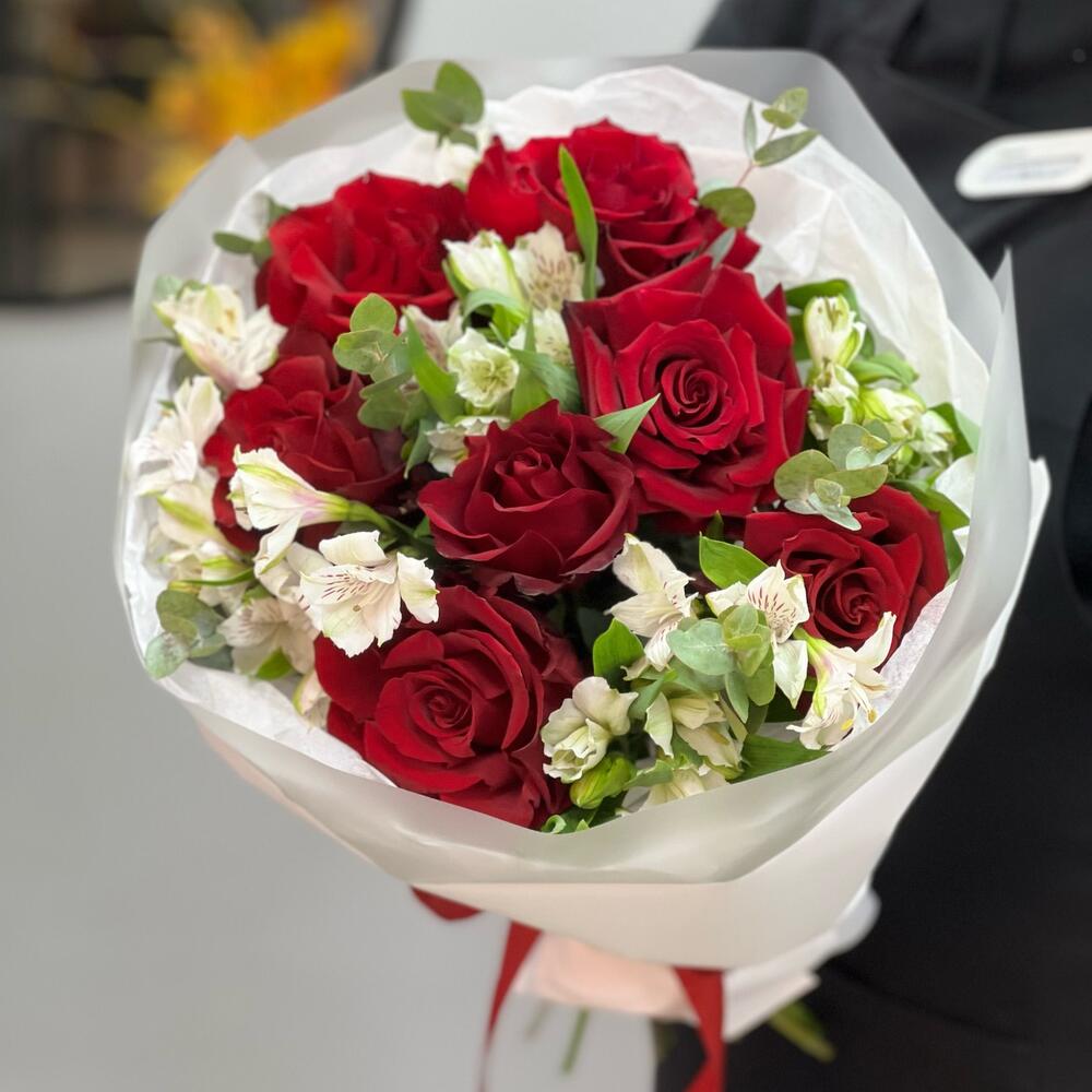 Букет «Любимой» – 7 эквадорских роз и белых альстромерий Нефтегорск Челябинская область