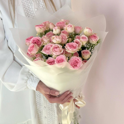 Букет «Нежный аромат» – пышные розовые кустовые розы в элегантной упаковке Нефтегорск Челябинская область