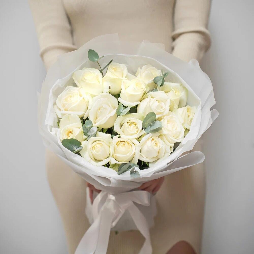 Букет из 15 белых роз с эвкалиптом – чистота и изысканность Нефтегорск Челябинская область