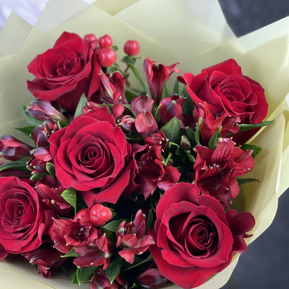 Букет «Бордо» – сочетание красных эквадорских роз и благородных альстромерий Нефтегорск Челябинская область