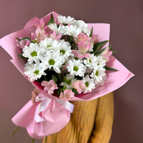 Букет «Поцелуй бабочки» нежность белых хризантем и розовых альстромерий Нефтегорск Челябинская область