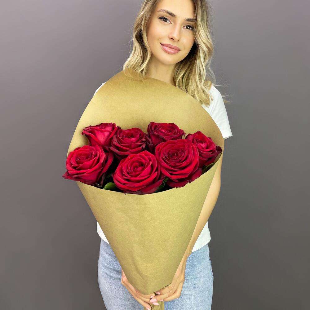Букет из 7 красных роз в крафте – страсть в стильной упаковке Нефтегорск Челябинская область