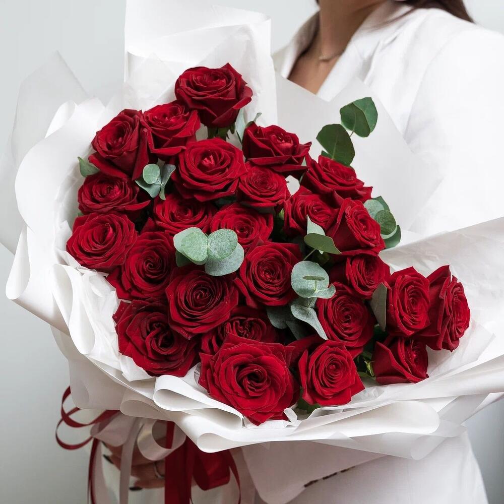 Роскошный букет из 25 красных роз с эвкалиптом – королевский подарок  Нефтегорск Челябинская область