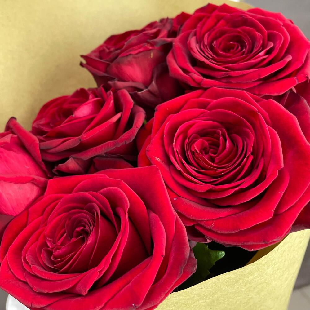 Букет из 7 красных роз в крафте – страсть в стильной упаковке Нефтегорск Челябинская область