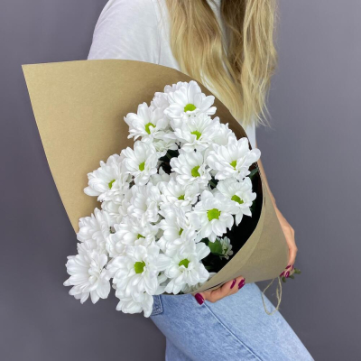 Букет из 5 белых хризантем в крафте – лаконичная элегантность Нефтегорск Челябинская область