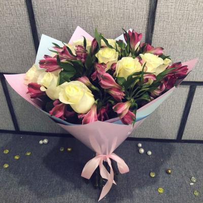 Нежный букет из белых роз и розовых альстромерий – гармония чистоты и нежности Нефтегорск Челябинская область