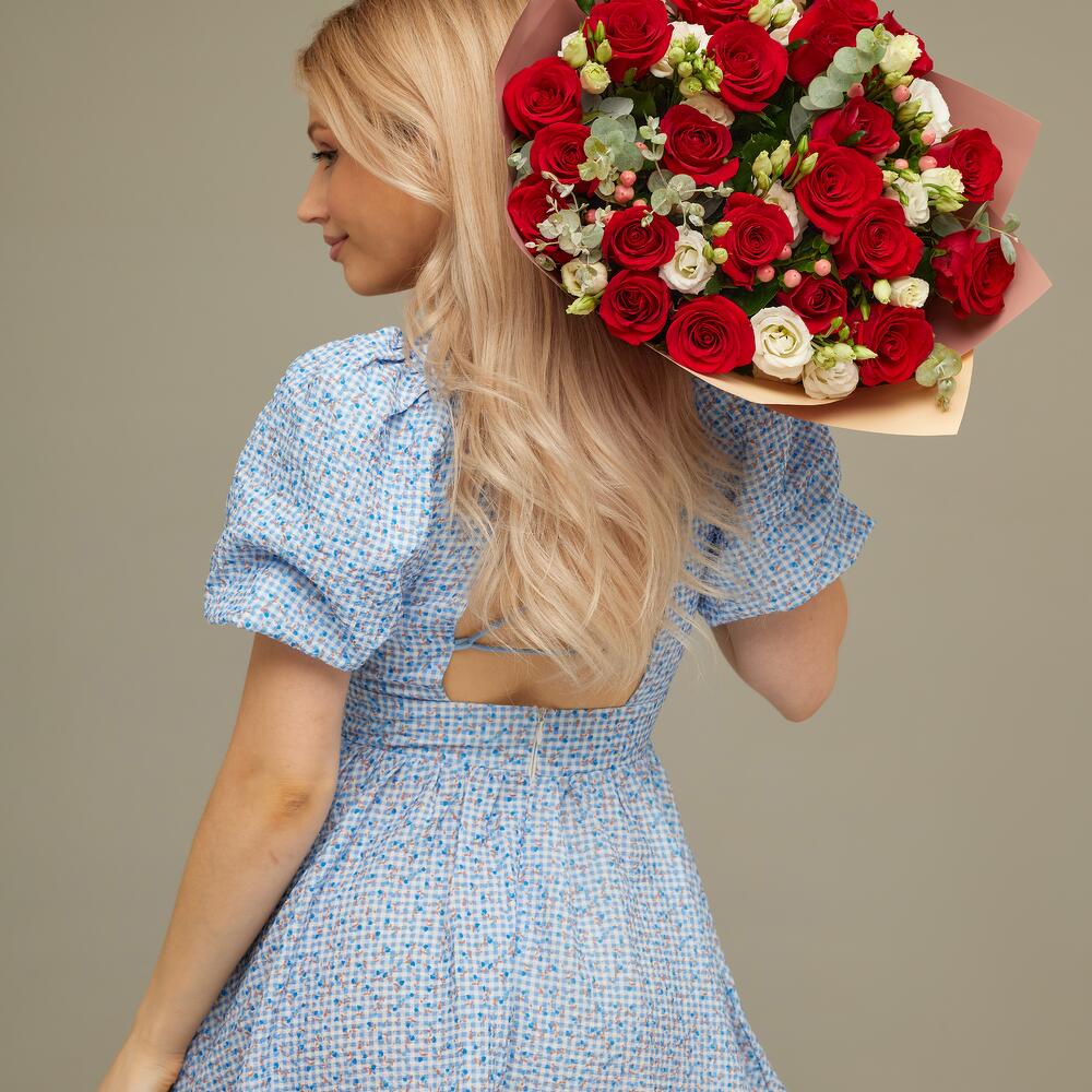 Роскошный букет для любимой женщины – 21 эквадорская роза и эустома Нефтегорск Челябинская область