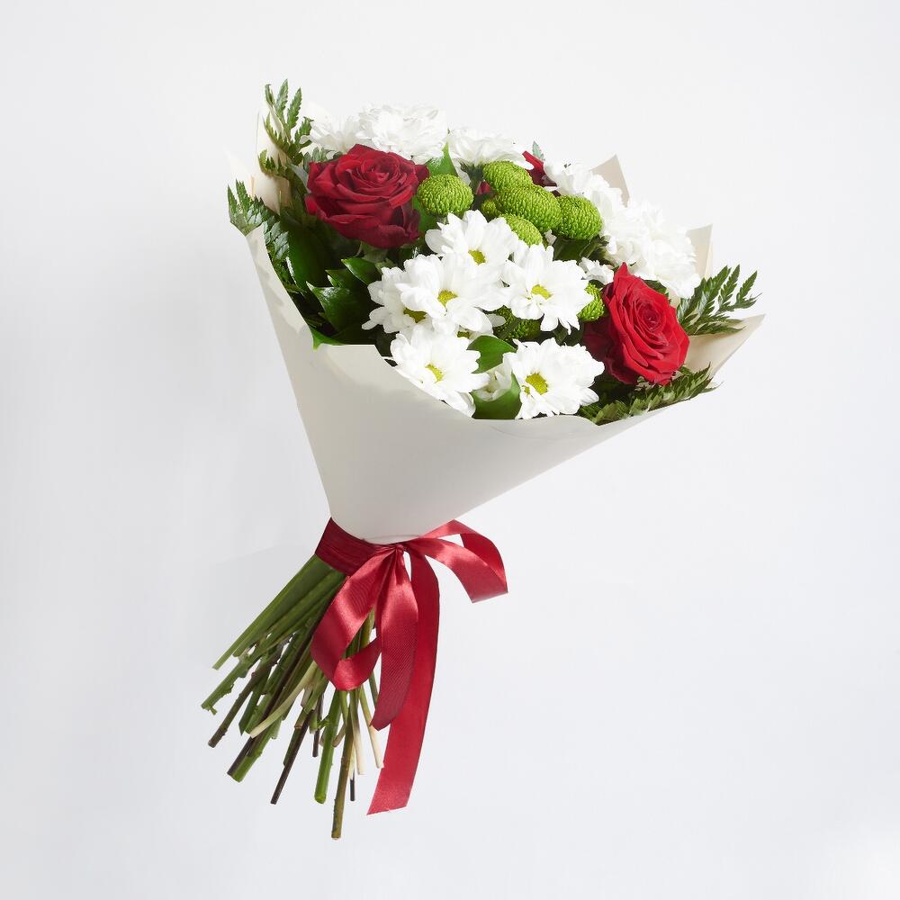 Букет «Настроение» – гармония красных эквадорских роз и нежных хризантем Нефтегорск Челябинская область