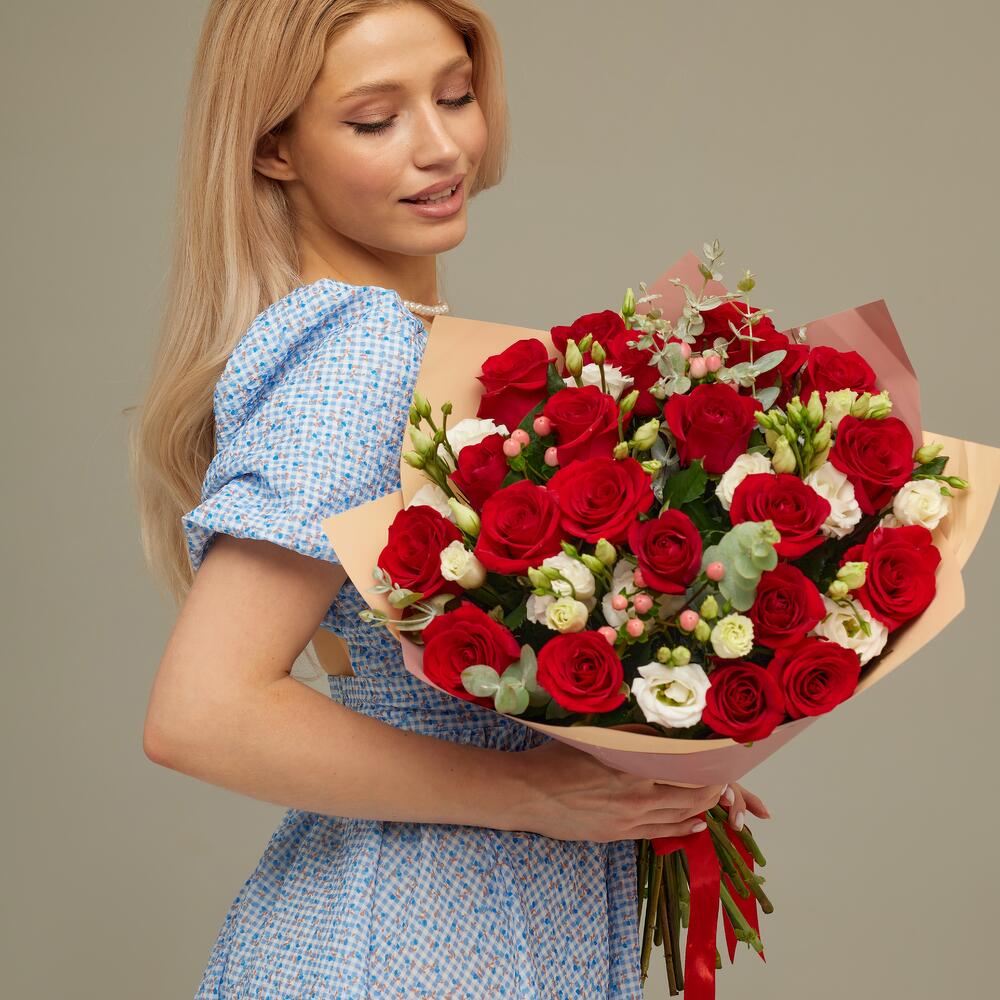 Роскошный букет для любимой женщины – 21 эквадорская роза и эустома Нефтегорск Челябинская область