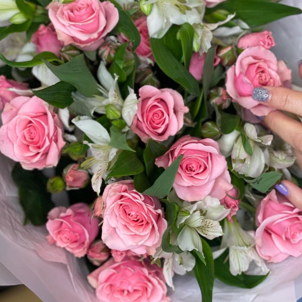 Букет «Розовый фламинго» – нежность розовых кустовых роз и белых альстромерий Нефтегорск Челябинская область