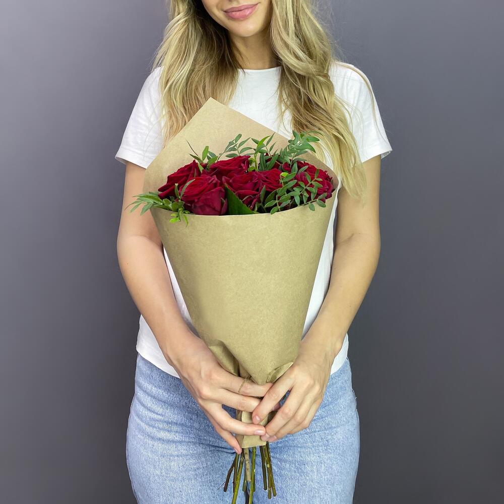 Букет из 9 красных роз с фисташкой – гармония страсти и свежести Нефтегорск Челябинская область