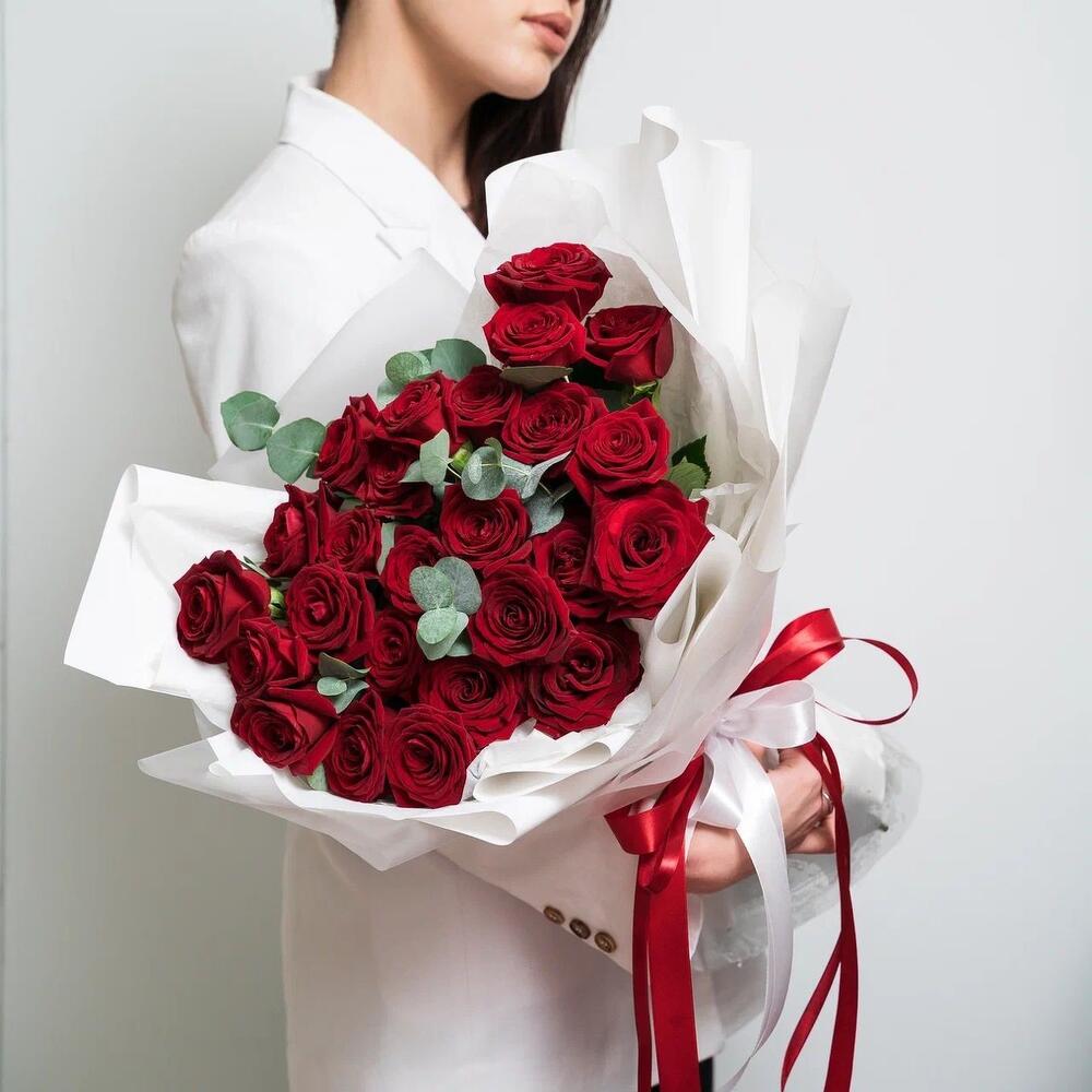 Роскошный букет из 25 красных роз с эвкалиптом – королевский подарок  Нефтегорск Челябинская область