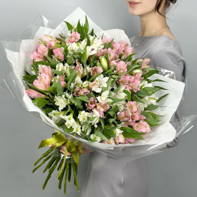 Букет «Гармония» – нежное сочетание белых и розовых альстромерий Нефтегорск Челябинская область