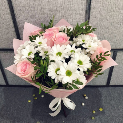 Букет из розовых роз и белых хризантем – элегантность в каждой детали Нефтегорск Челябинская область
